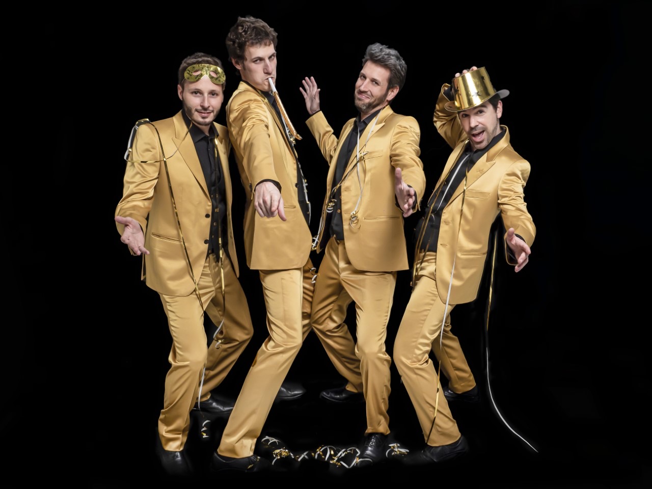 El quartet amb vestits daurats i barrets sobre fons negre
